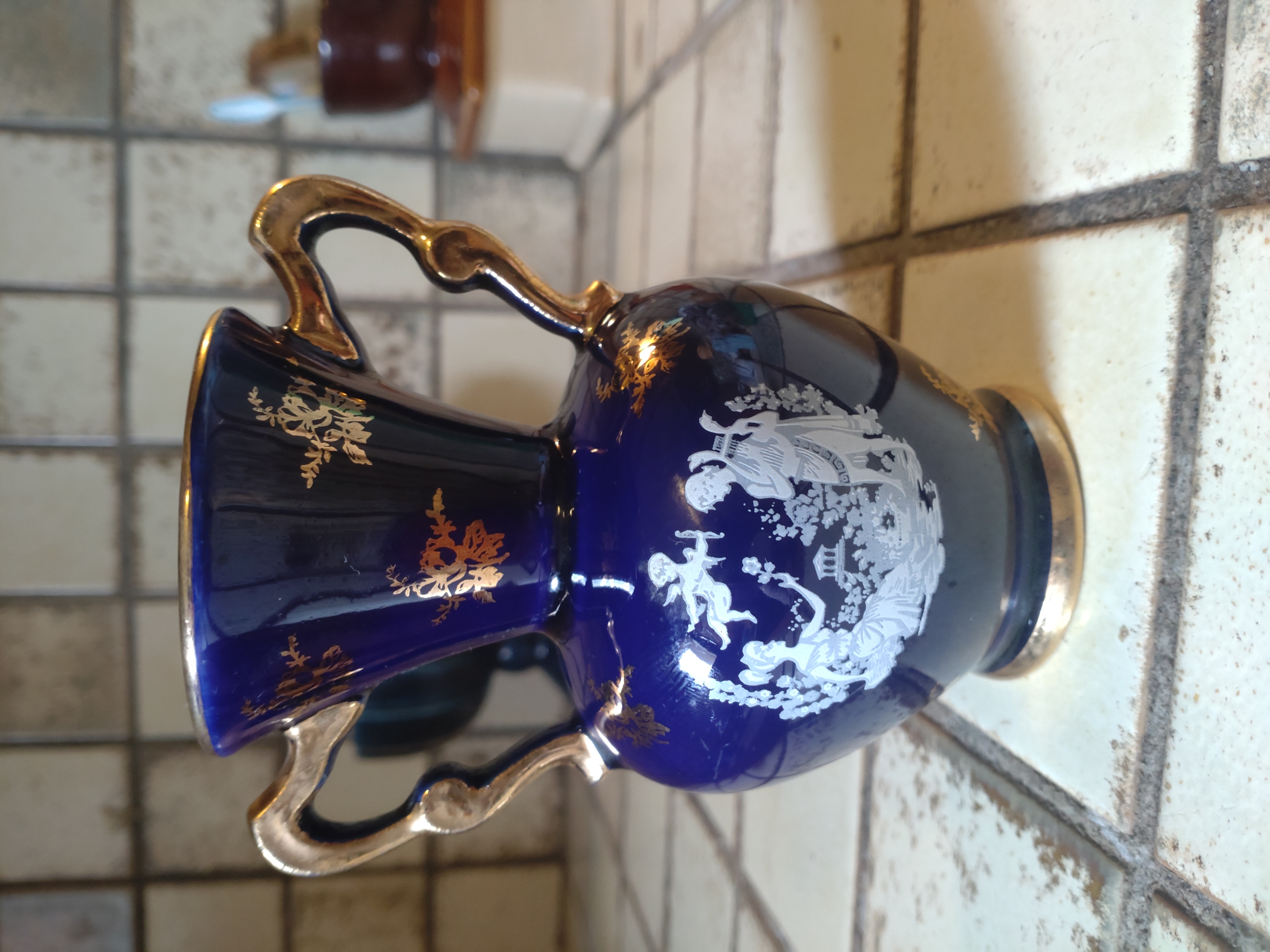 Vase amphore en porcelaine de Limoges d�cor Fragonard 14 Laval (53)