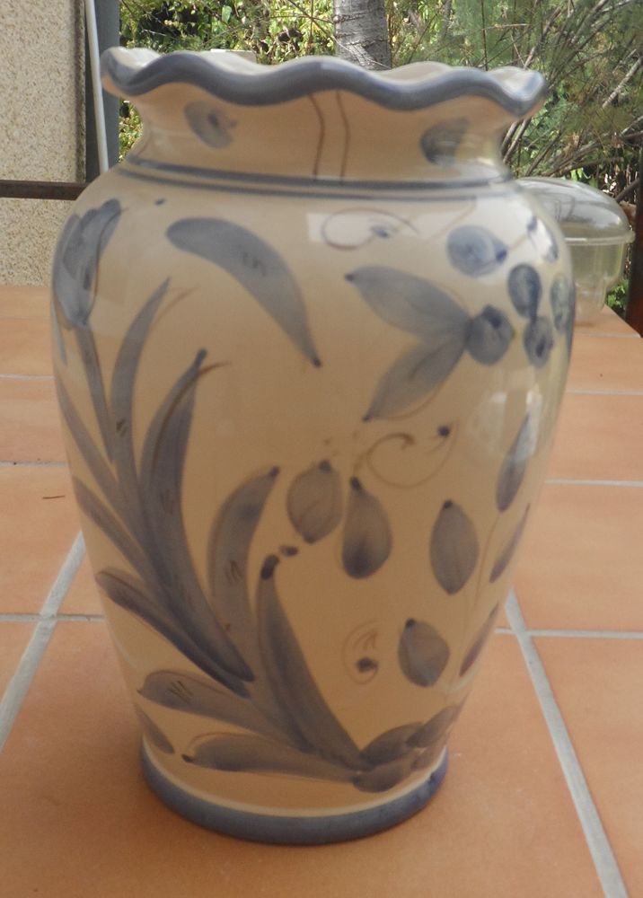 Vase beige en c�ramique d�cor� de fleurs bleues neuf AN 70 50 Castries (34)