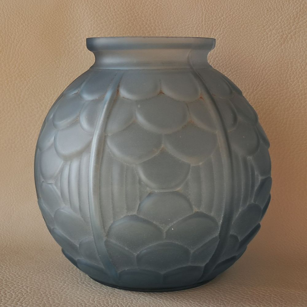 Vase boule Art D�co en verre poli press� moul� bleu poli 25 Carnon Plage (34)