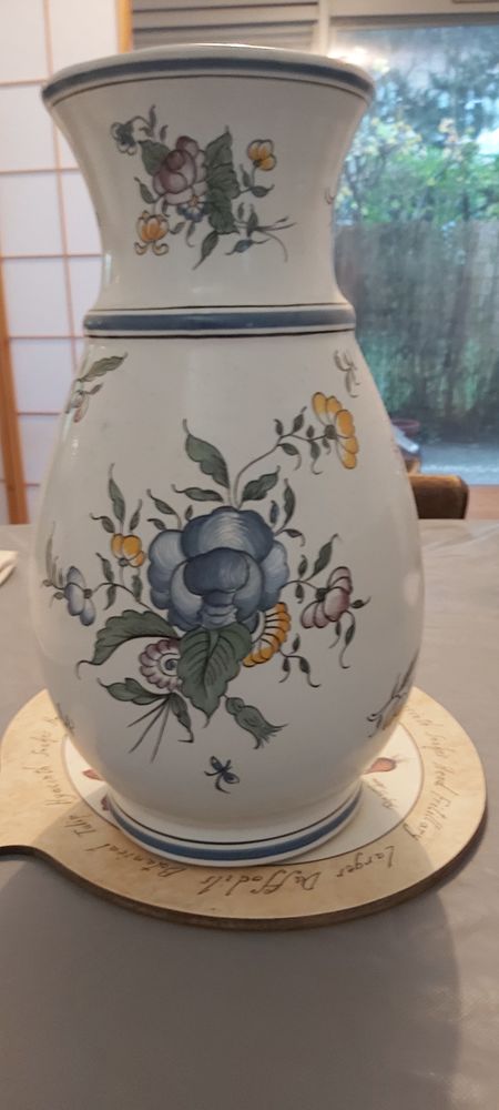 Vase d�coratif, certainement fabriqu� � Meillonnas (01). 25 M�con (71)