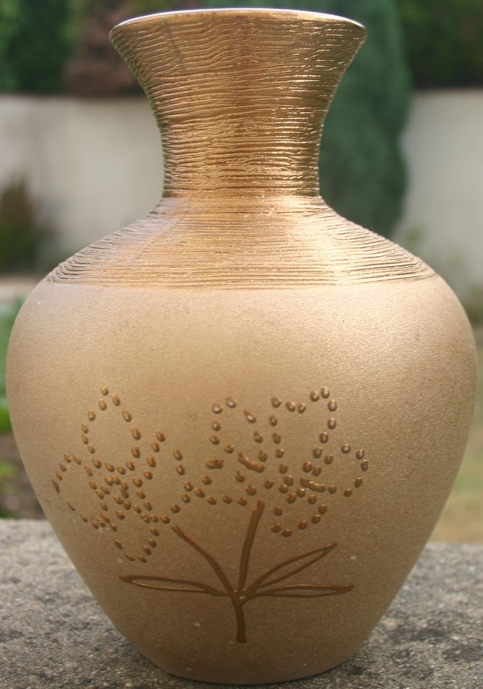 VASE  DORE AVEC PETITES FLEURS EN RELIEF 15 Champigny (51)