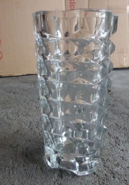 VASE (grand) en verre transparent  travaillé 10 Doussard (74)