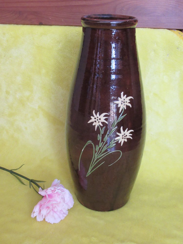 Vase marron avec motif Edelweiss en relief 10 Livry-Gargan (93)