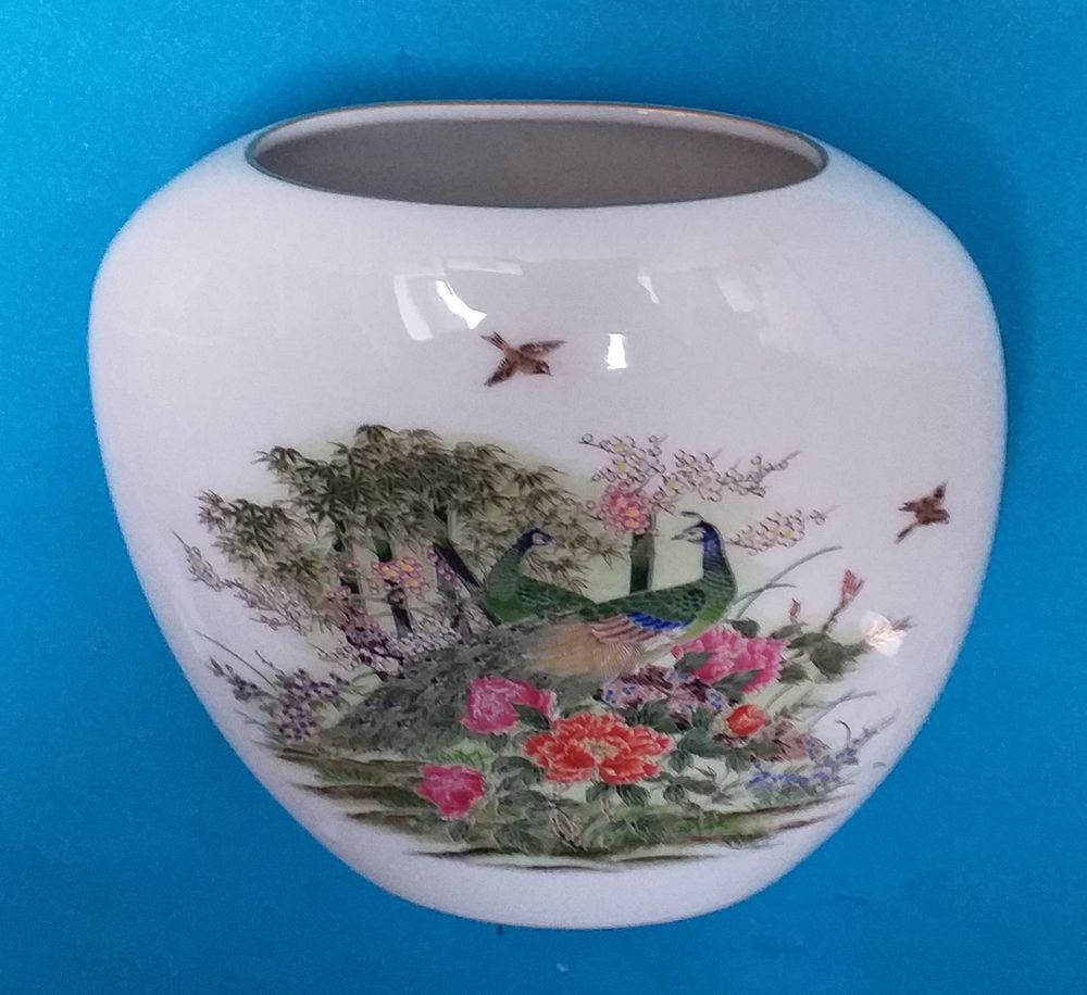 VASE ovale en porcelaine du JAPON, à décor de fleurs et paons 15 Montauban (82)