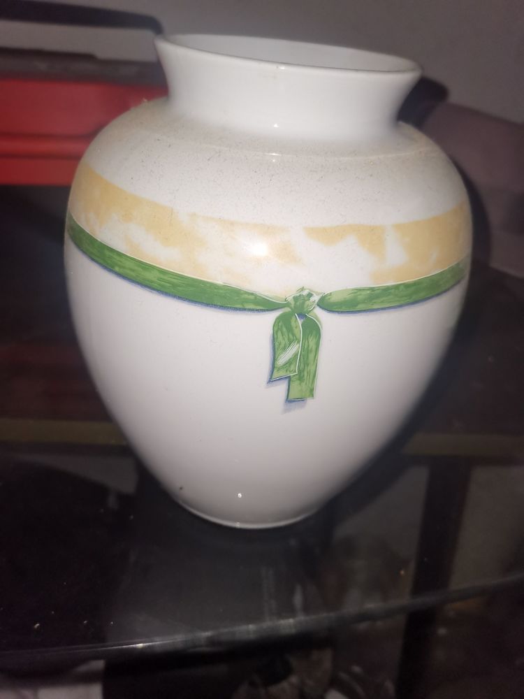 Vase Philippe deshoulieres
Porcelaine de limoges
Modele ruban 30 Chanteloup-les-Vignes (78)