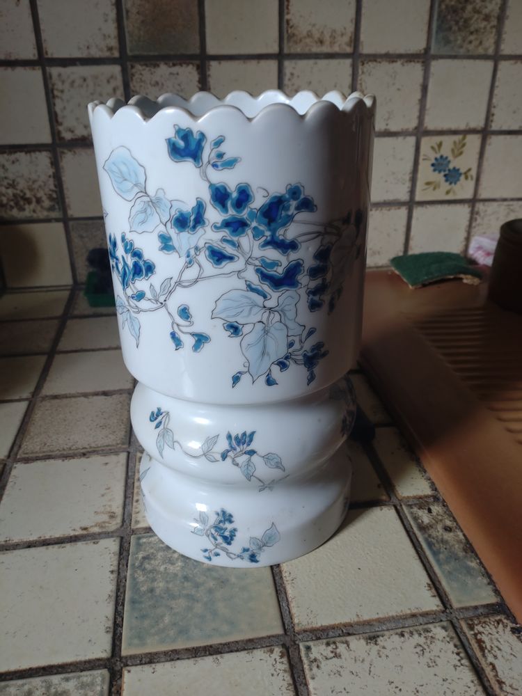 Vase en porcelaine de Limoges Fond blanc d�cor floral bleu 35 Laval (53)
