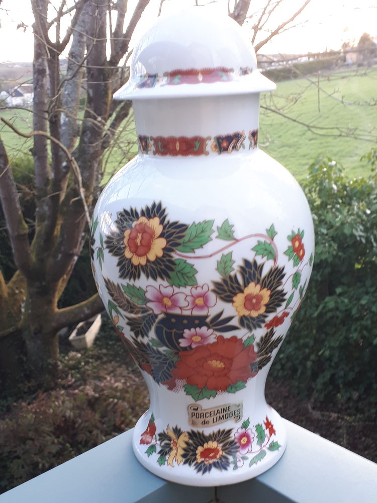 Vase ou pot en porcelaine de Limoges avec couvercle 20 Montigny-Lencoup (77)