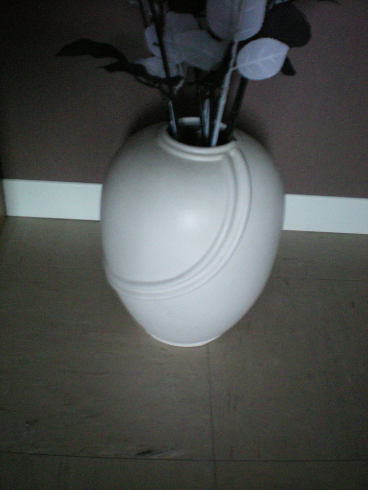 Vase rond blanc +soliflore rouge 5 Roanne (42)