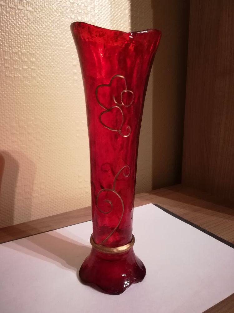 VASE ROUGE  FONCE  ORIGINAL/  EN PLASTIQUE   
0 Mouvaux (59)