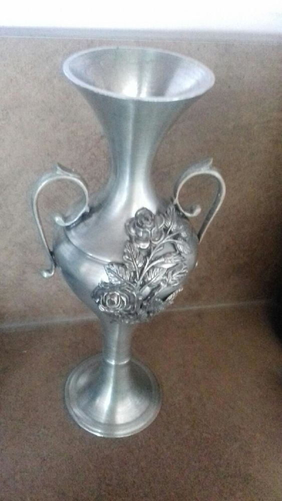 Vase solitaire en �tain 95%
Hauteur 21 cm
Base 6.5 cm 4 Vernou-la-Celle-sur-Seine (77)