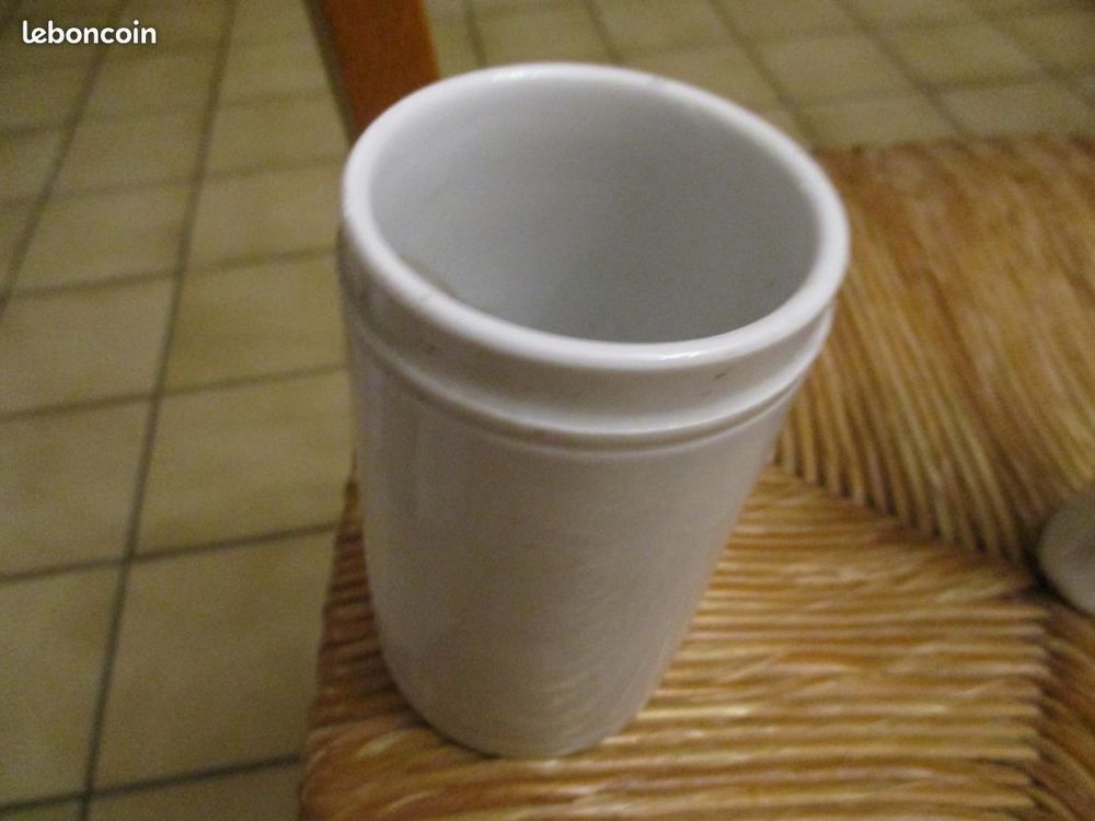 pot ou vase en verre blanc fleurs ou autres 0 M�rignies (59)