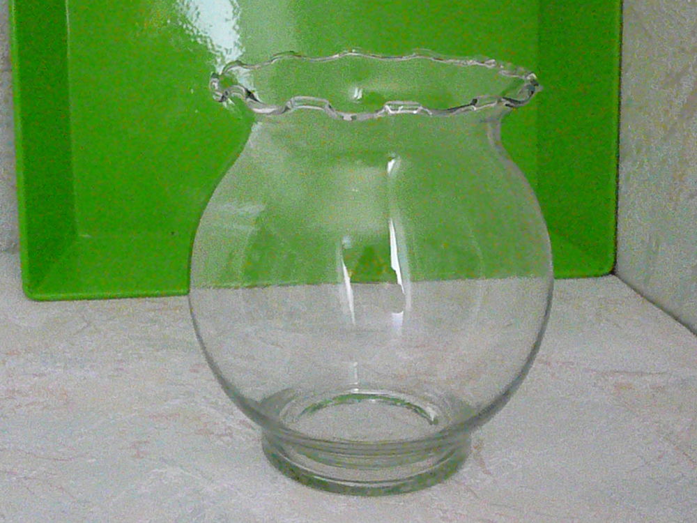 Vase en verre bord dentel� 7 Franqueville-Saint-Pierre (76)