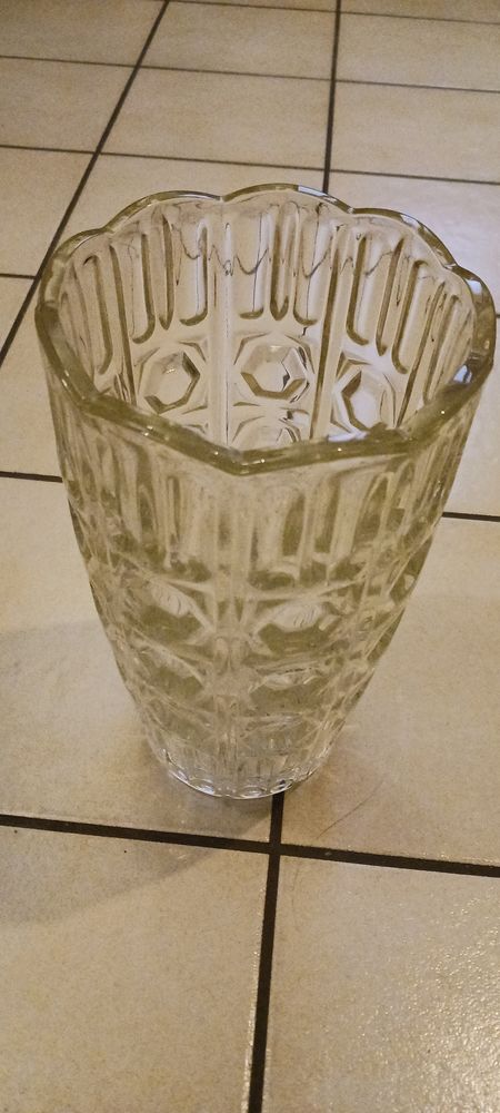 VASE EN VERRE DECORATIF TRANSPARENT. 5 Fr�vent (62)