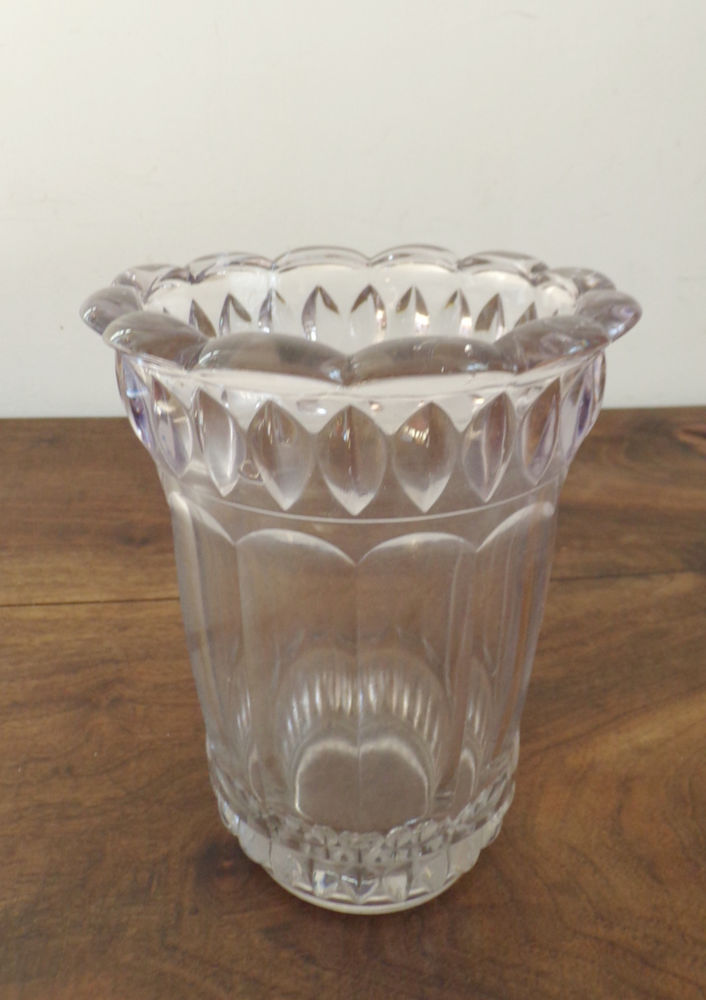 Vase en verre épais frise géométrique , forme de pétale  12 Livré (53)