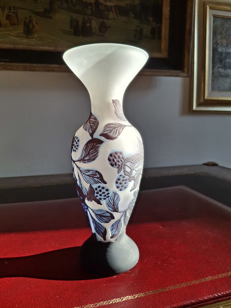 Vase en verre multicouches d�gag� � l'acide, sign�, h 25 cm 104 Vichy (03)