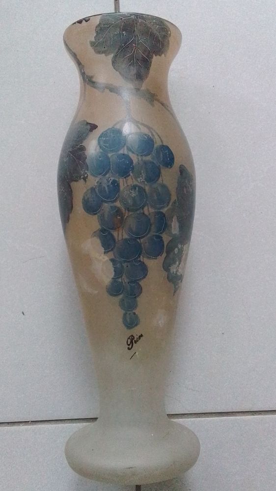 Vase verre opalescent , grappe de raisins , style E. Gall� 30 Boussy-Saint-Antoine (91)