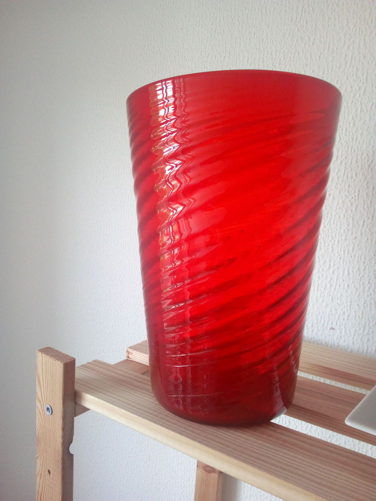 Vase verre travaillé relief rouge 5 Besançon (25)