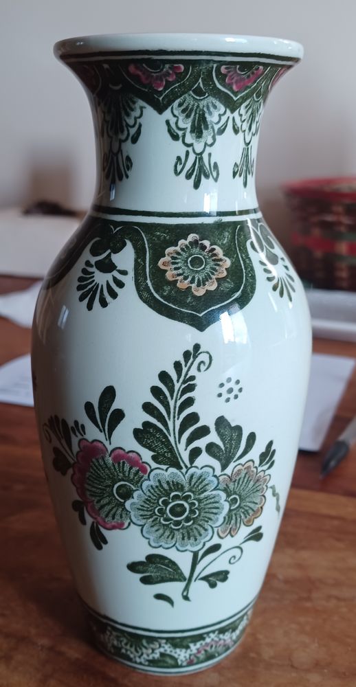 Vase Villeroy & Boch mod�le   Paon  . 
20 Le Perray-en-Yvelines (78)