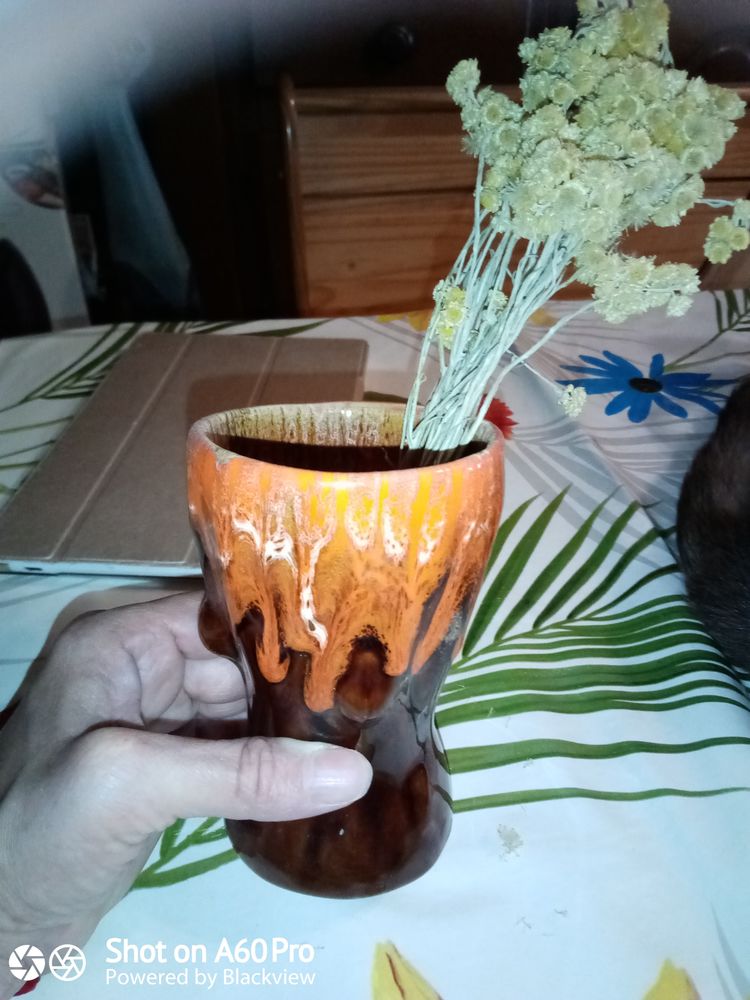 Vase vintage marron avec des coulées oranges et blanches.  0 Carpentras (84)