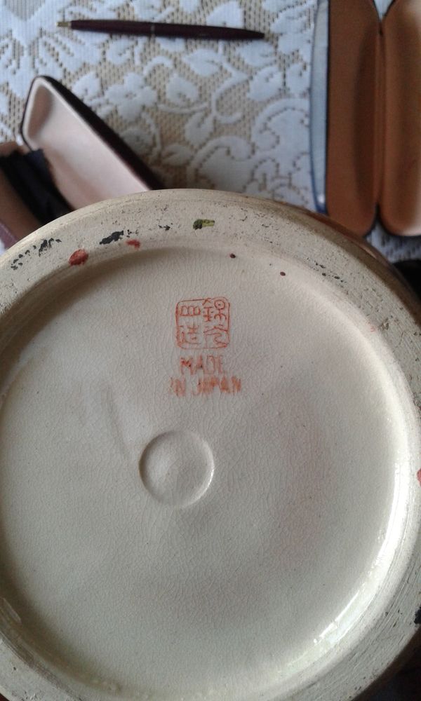 2 VASES JAPONAIS TSATUMA  ESTAMPILLE  Dim: 31 x 10 x18 X 10 100 Montrouge (92)