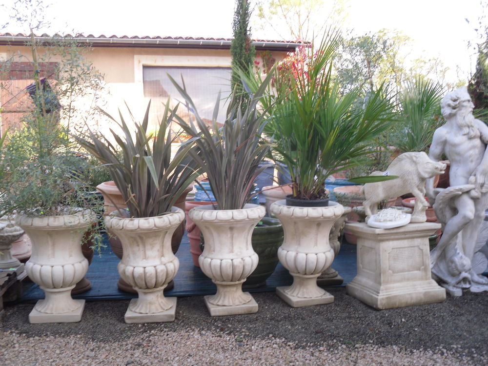   VASES  MEDICIS   EN PIERRE  RECONSTITUEE   NEUF
110 Boucagn�res (32)