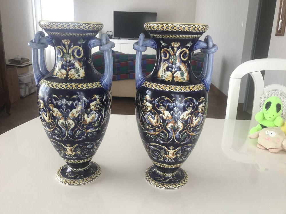 2 vases Renaissance bleus GIEN. Hauteur: 350mm. 250 Melle (79)