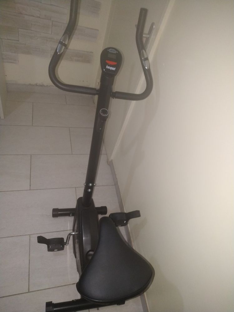 V�lo appartement neuf de couleur noir avec compteur. 70 Montereau-Fault-Yonne (77)