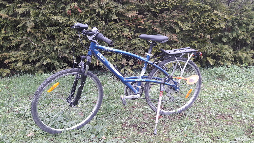 V�lo VTT bleu pour enfant environ 10 ans. 75 Montauroux (83)