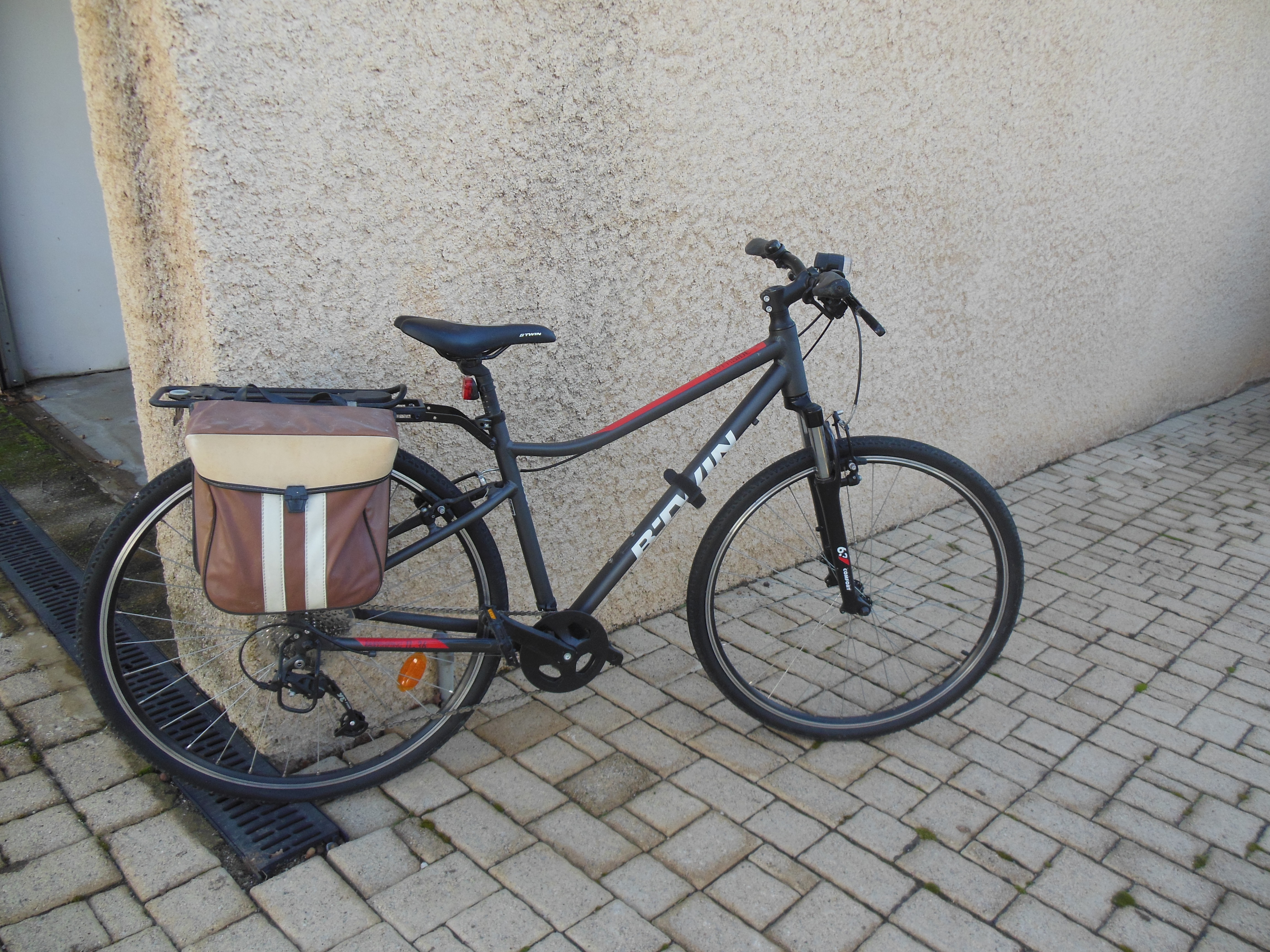 V�lo BTwin Riverside 500 tr�s peu servi,en parfait �tat
99 Saint-�tienne-les-Orgues (04)