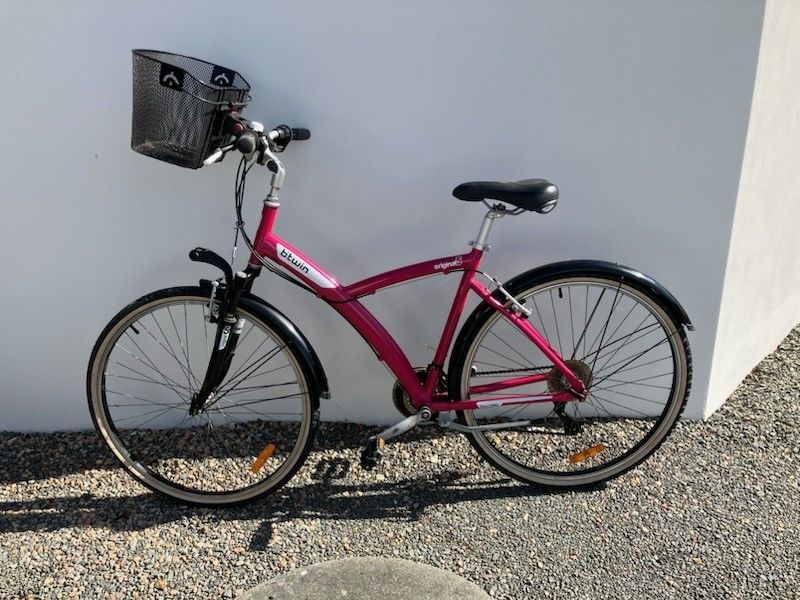 V�lo de couleur Rose, en bon �tat avec panier amovible.
0 Co�x (85)