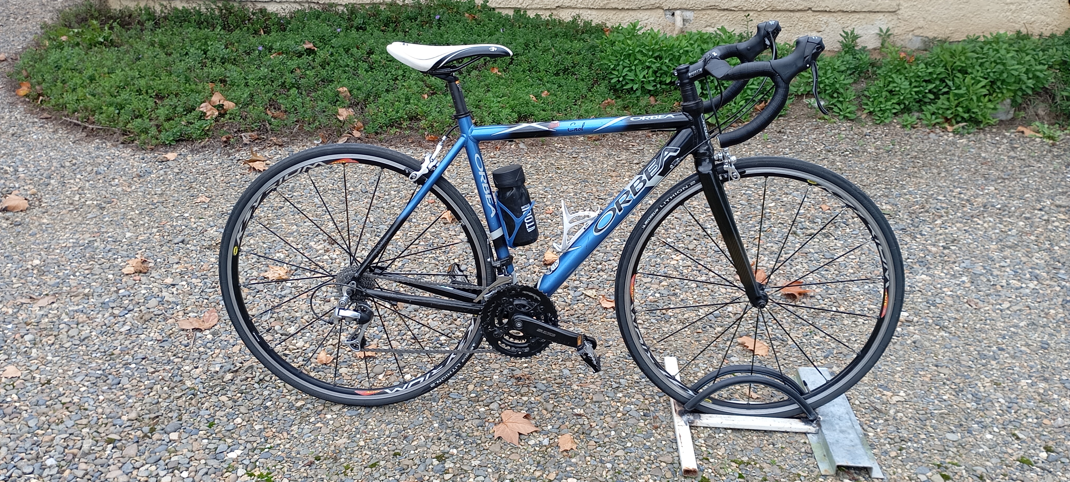 V�lo de course Orbea bleu avec accessoires 300 Lourquen (40)
