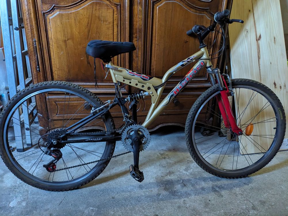 V�LO-VTT DISTRICT 26 pouces en TBE Double suspension avec am 120 Marseille 13 (13)