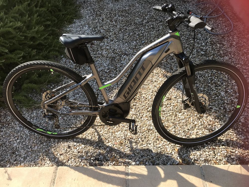 V�lo �lectrique Marque GIANT taille S tr�s peu servi 0 P�gomas (06)