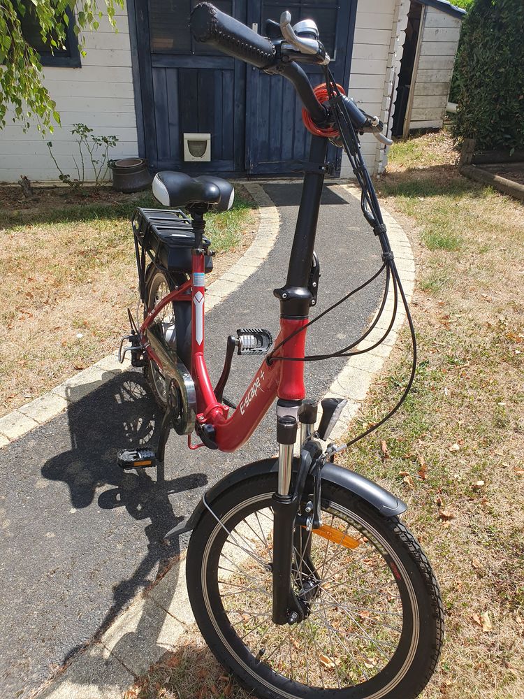 V�lo �lectrique pliant rouge tr�s peu servi 500 La Roche-sur-Yon (85)