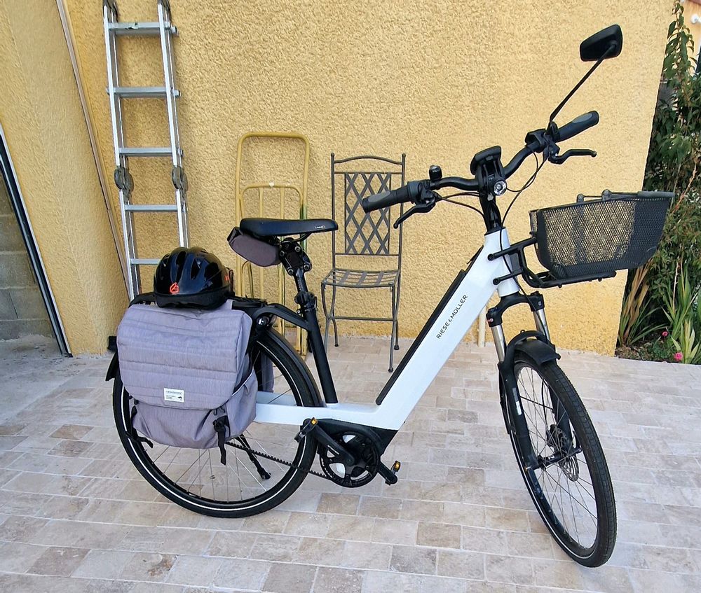 V�lo �lectrique tr�s peut servis . 4000 Gargas (84)