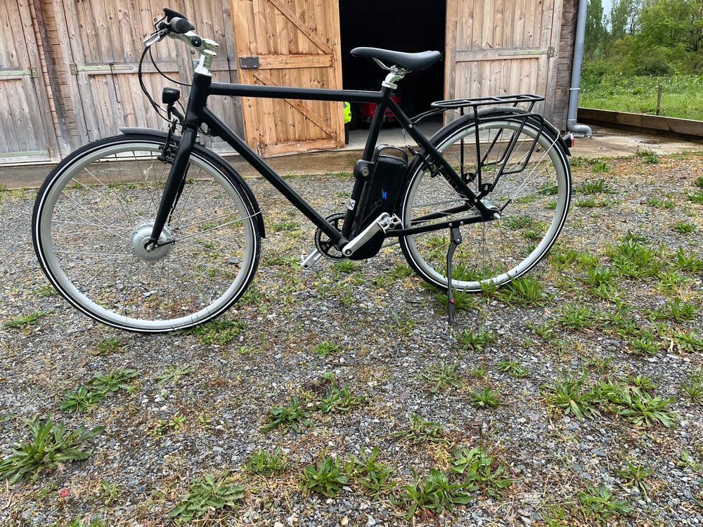 V�lo �lectrique urbain noir avec porte-bagages 1300 Montredon (46)