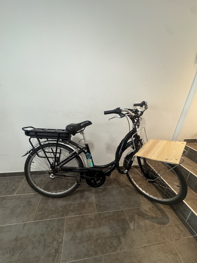 V�lo �lectrique urbain noir avec porte-bagages 400 Nice (06)