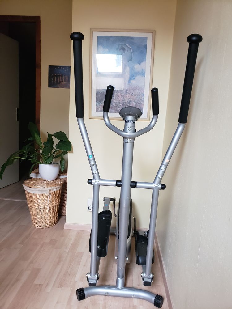 Velo elliptique de marque DOMYOS  mod�le  VE 120. 
70 Poisy (74)