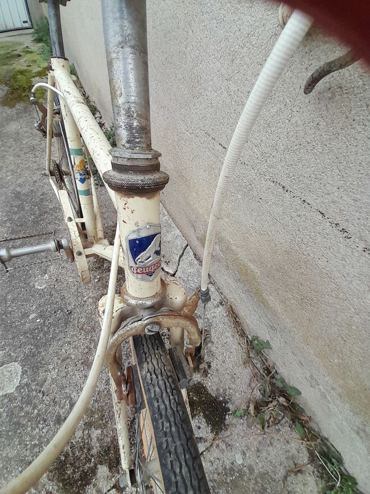 Superbe ancien vélo enfant PEUGEOT avec sont fanion dans sont