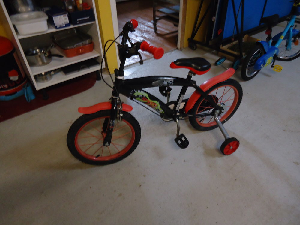 v�lo enfant 16 pouces bon �tat avec roulettes patin de frein 40 B�zues-Bajon (32)