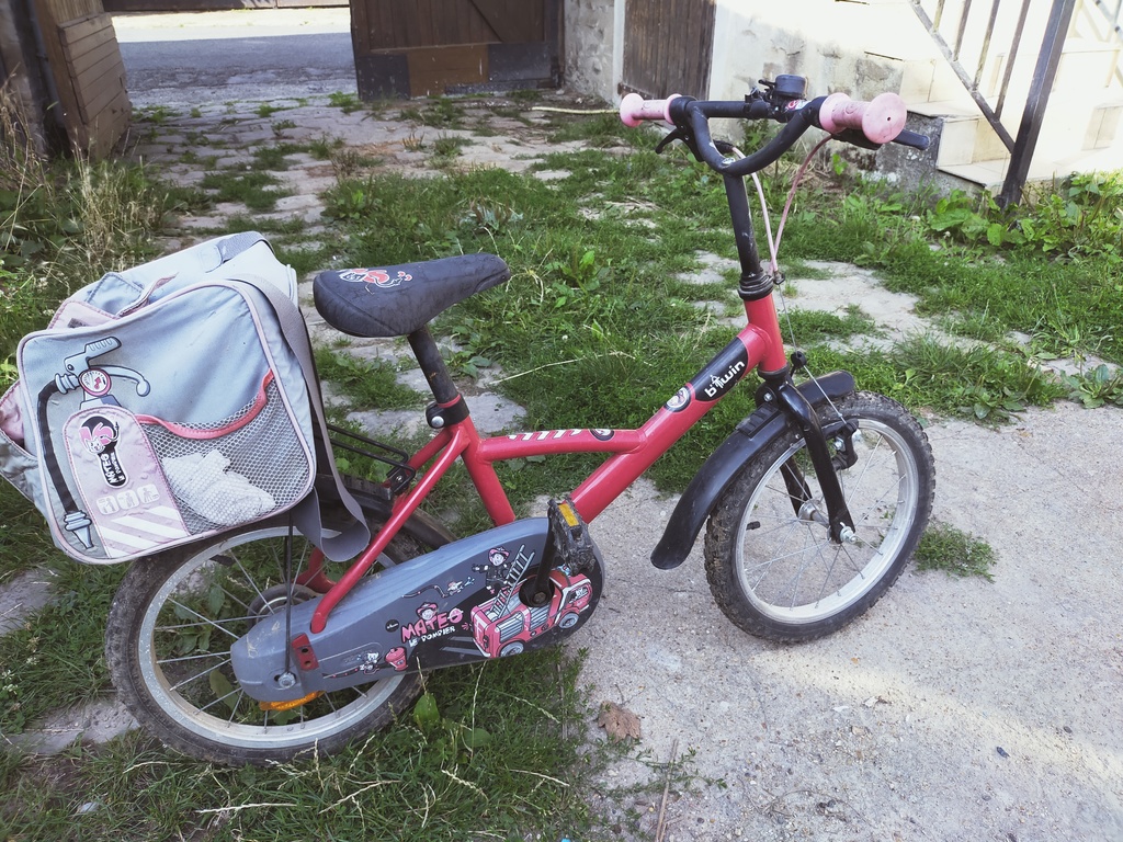 V�lo Enfant Rouge et Noir avec Sacoche Cartoon 30 Torfou (91)