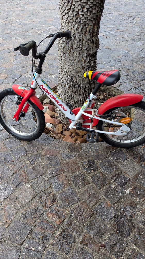 velo enfant rouge 16   60 Vendargues (34)