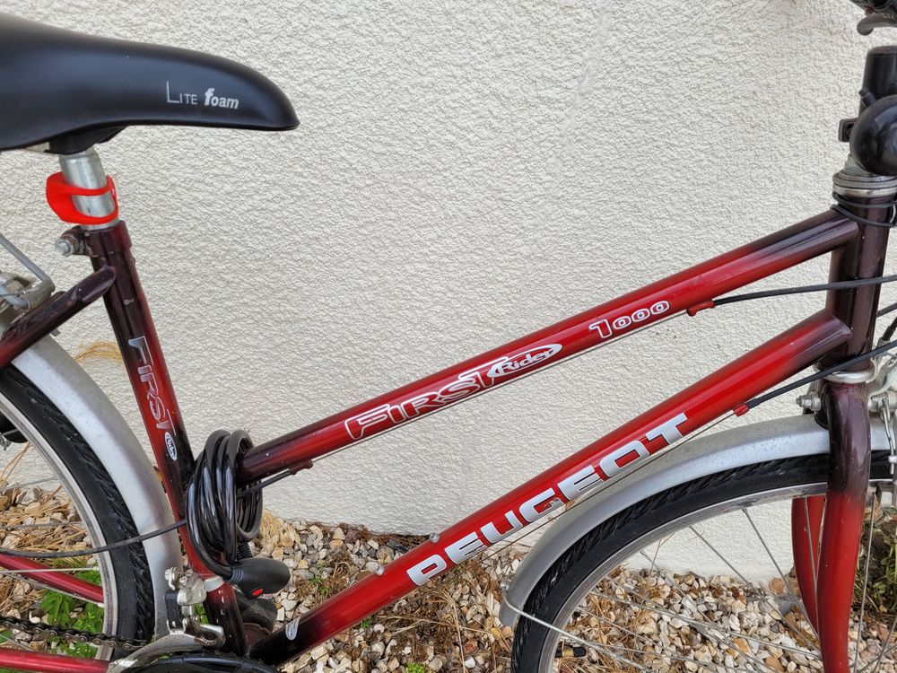 Vélo de femme rouge et noir VTC Peugeot  100 Breteuil (27)