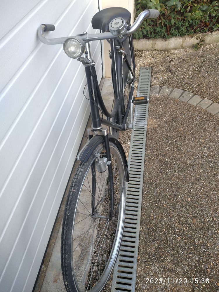 V�lo de femme 
20 Saint-Sauveur-en-Puisaye (89)