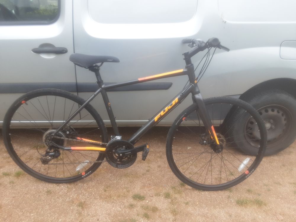 v�lo FUJI ABSOLUTE 1.7 graphite 19 pouces 200 Chiroubles (69)