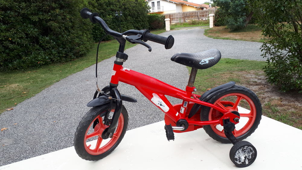 Vélo rouge avec décalco  CARS  - roues stabilisatrices 10 Soustons (40)