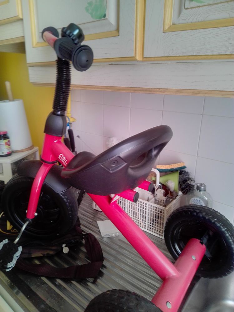 V�lo rouge gar�on ou fille 25 Nice (06)