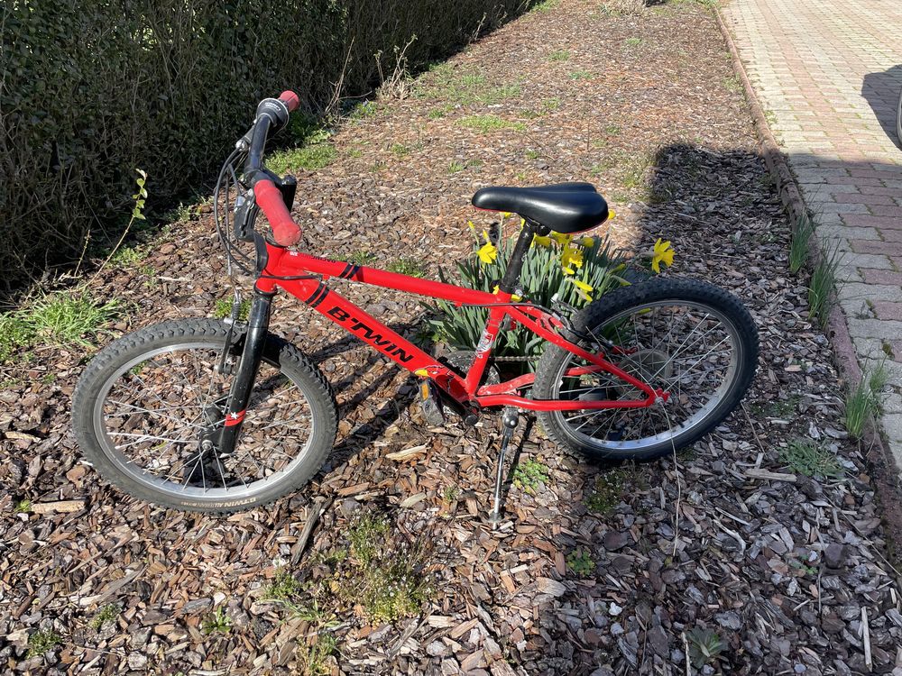 V�lo rouge taille 6/ 8 ans 
50 Briey (54)