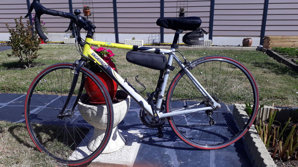 v�lo de route en bon �tat de marque DECATHLON 120 Jou�-l�s-Tours (37)