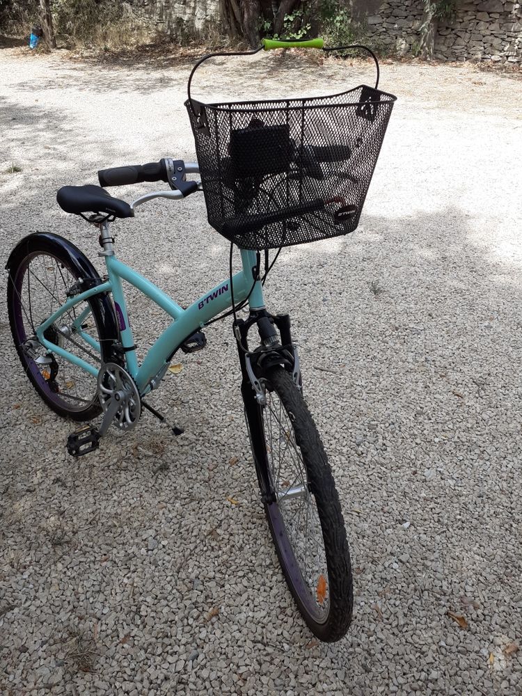 VTT v�lo en tr�s bon �tat avec pagnier jolie couleur 180 Marguerittes (30)